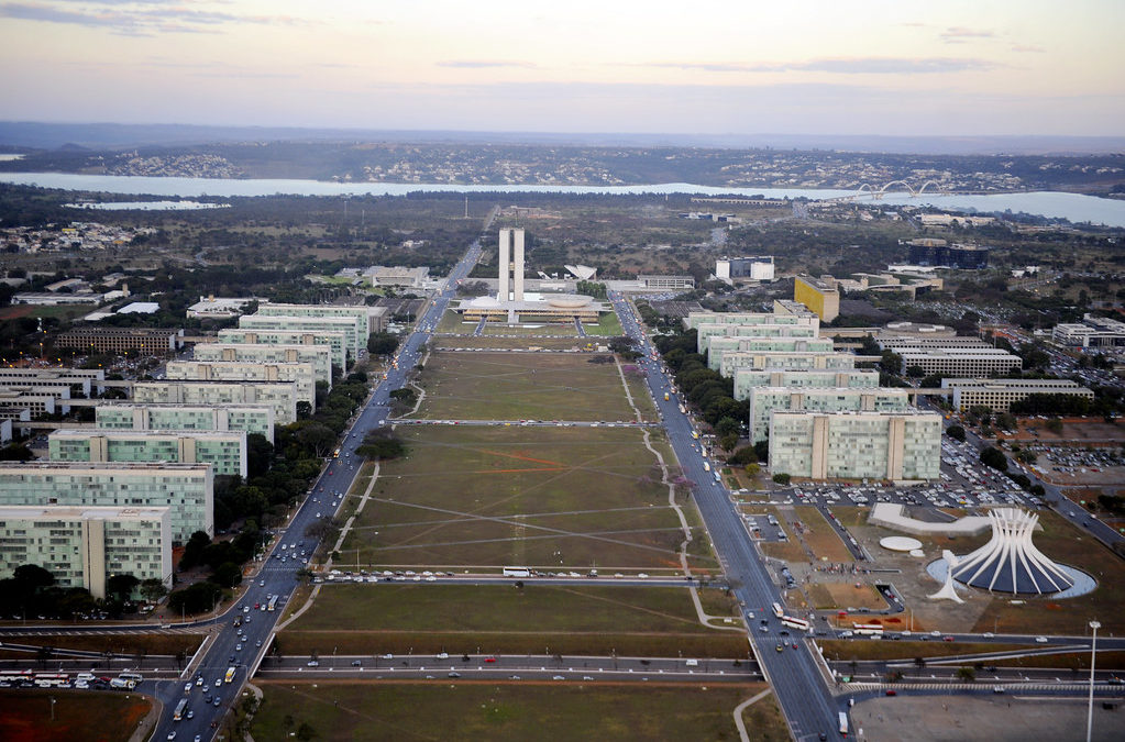 Imagem aérea da esplanada dos ministérios, em Brasília, com o Congresso ao centro e os ministérios nas laterais