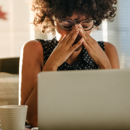 Mulher preocupada em frente ao computador