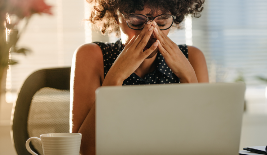 Mulher preocupada em frente ao computador